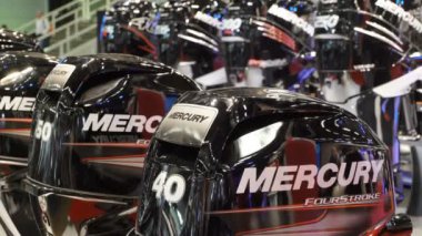 Güçlü pahalı tekne motorları Mercury. Uluslararası Boat Show