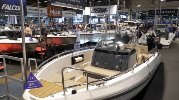 Международная выставка лодок. Посетители осмотрят лодки различных моделей и цен . — стоковое видео
