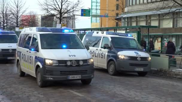Поліцейські машини з мигалками переміщення через центр міста — стокове відео
