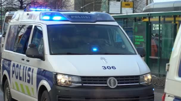 Politie auto's met knipperende lichten bewegen door het centrum van stad — Stockvideo