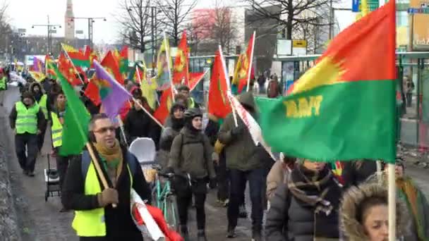 Kurden protestieren gegen türkische Aggression — Stockvideo