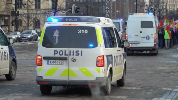 Поліцейські машини з мигалками переміщення через центр міста — стокове відео