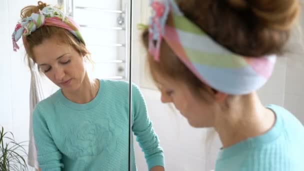 Žena s gumové rukavice čistí umyvadlo v koupelně — Stock video