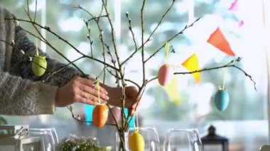 Genç kadın Paskalya bunny ve yumurta dekorasyonu ile festival Tablo ayarı