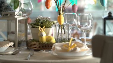 Genç kadın Paskalya bunny ve yumurta dekorasyonu ile festival Tablo ayarı