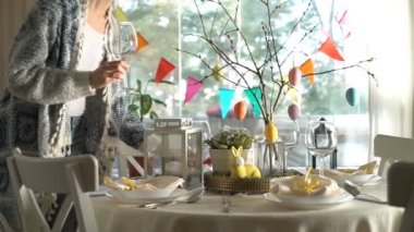 Genç kadın Paskalya bunny ve yumurta dekorasyonu ile festival Tablo ayarı