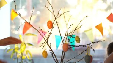 Kadın ve küçük kızı Paskalya bunny ve yumurta dekorasyonu ile festival tablo ayarlama