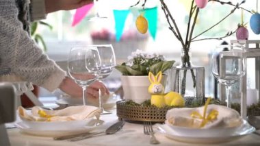 Genç kadın Paskalya bunny ve yumurta dekorasyonu ile festival Tablo ayarı