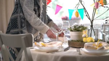 Genç kadın Paskalya bunny ve yumurta dekorasyonu ile festival Tablo ayarı