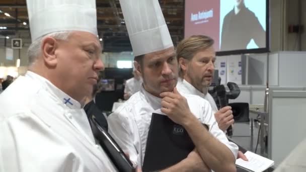 Конкурс шеф-кухаря року в Гельсінкі. Члени журі дивитися приготування десерту. — стокове відео