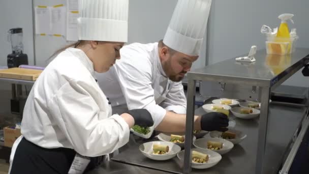 Wedstrijd Chef of the Year in Helsinki. Een team van koks bereidt dessert — Stockvideo