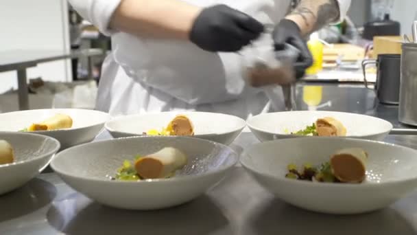 Concurso Chef del Año en Helsinki. Un equipo de chefs prepara el postre — Vídeo de stock