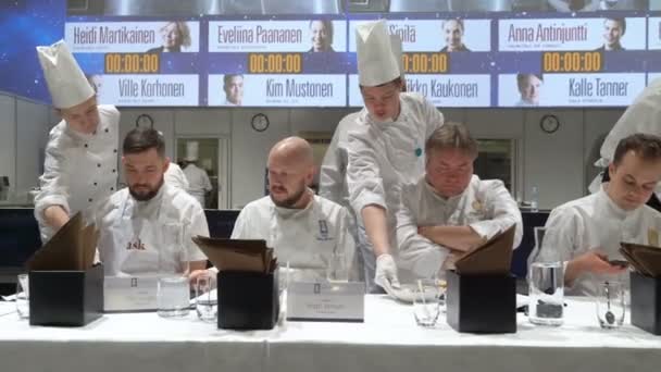 Concurso Chef del Año en Helsinki. El jurado probando el postre . — Vídeos de Stock