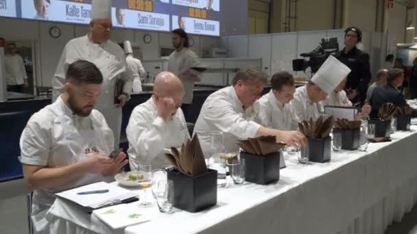 Wedstrijd Chef of the Year in Helsinki. De jury proberen het dessert. — Stockvideo