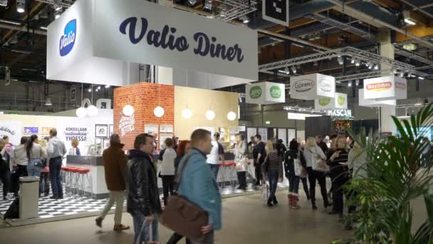 ヘルシンキでの食品表示中に大きなホールでの訪問者の多く — ストック動画
