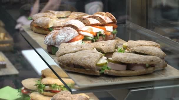 Sandwiches frescos de productos naturales — Vídeo de stock