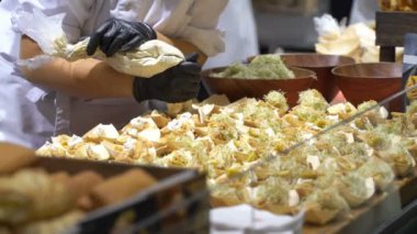 Aşçılar yemek örnekleri hazırlamak ve yemek göstermek sırasında ziyaret edenler tedavi