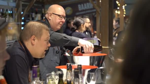 Kenners van alcohol wijn proeverij tijdens het eerlijke voedsel — Stockvideo