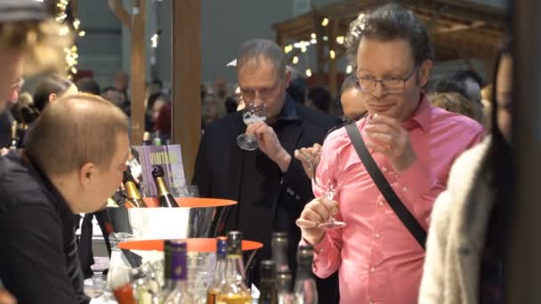 Γνώστες του αλκοόλ δοκιμάζοντας το κρασί κατά τη διάρκεια της έκθεση τροφίμων — Αρχείο Βίντεο