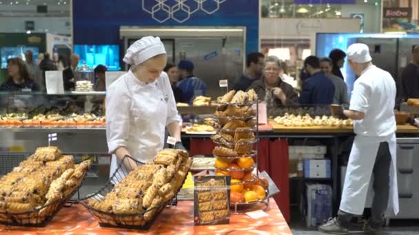 Los chefs preparan muestras de comida y tratan a los visitantes durante el Food Show — Vídeos de Stock