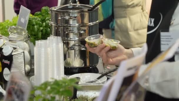 Los chefs preparan muestras de comida y tratan a los visitantes durante el Food Show — Vídeo de stock