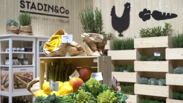 Verse biologische groenten op de teller tijdens de Food Show — Stockvideo