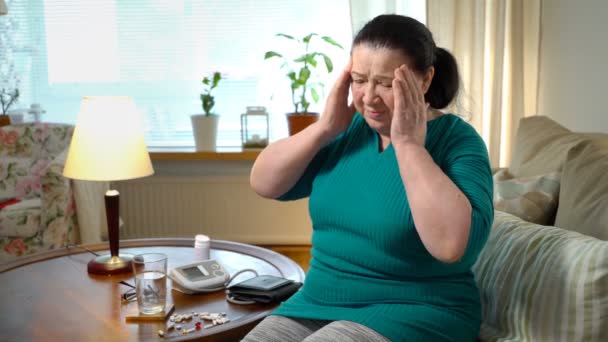 Vieille femme souffre d'un mal de tête et prend des pilules — Video