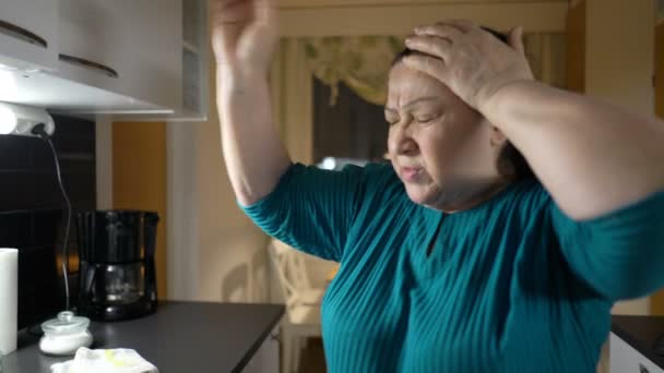 Vecchia donna soffre di mal di testa e prende pillole — Video Stock