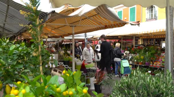 O famoso mercado ao ar livre na cidade velha de Nice, França — Vídeo de Stock