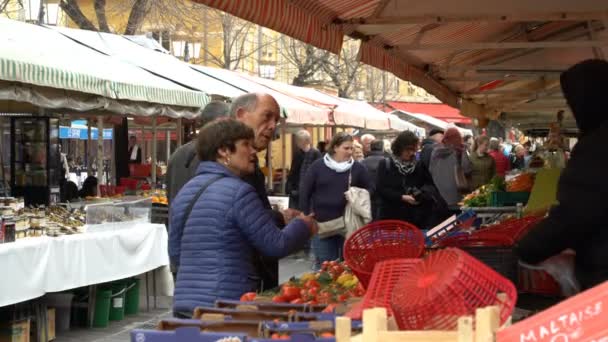 Знаменитый рынок под открытым небом в старом городе Ниццы, Франция — стоковое видео