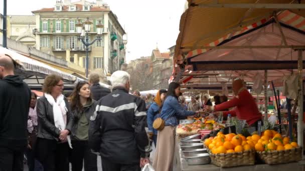 Знаменитый рынок под открытым небом в старом городе Ниццы, Франция — стоковое видео