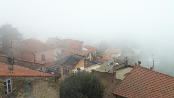 Temprano niebla mañana en la ciudad alpina . — Vídeos de Stock