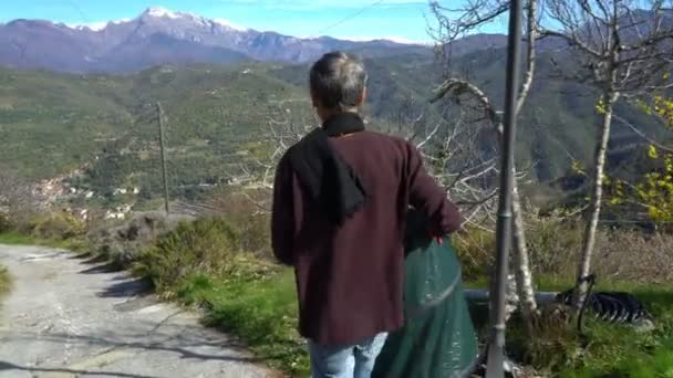 Rosmarin sammeln in den Alpen. — Stockvideo
