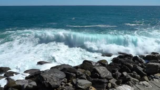 Grandes olas rompen en los acantilados costeros — Vídeos de Stock