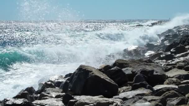 Kıyı kayalıklardan tatilinde büyük dalgalar — Stok video