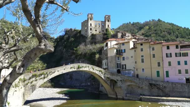 Ciudad medieval Dolceacqua, Liguria, Italia . — Vídeos de Stock