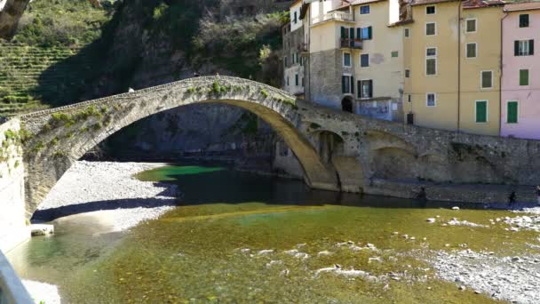 Ciudad medieval Dolceacqua, Liguria, Italia . — Vídeos de Stock