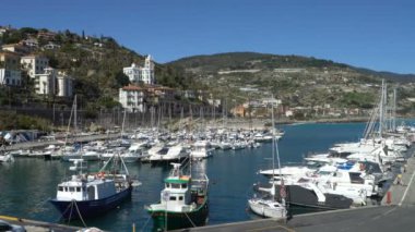 İtalyan Rivierası Marinada pek çok zevk yatlar