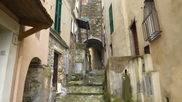 一条狭窄的步行街与在老欧洲镇 — 图库视频影像