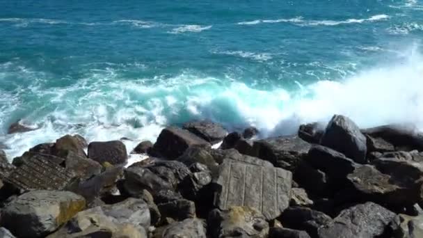 Grandes olas rompen en los acantilados costeros — Vídeos de Stock
