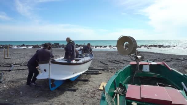 Italské rybáři opravit jejich loď než chodit k moři. — Stock video