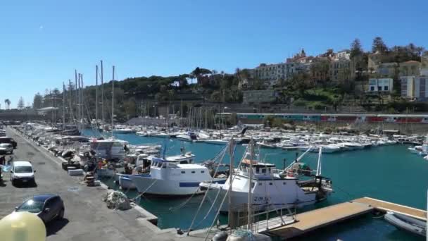Mnozí rekreační jachty v přístavu v italské riviéře — Stock video