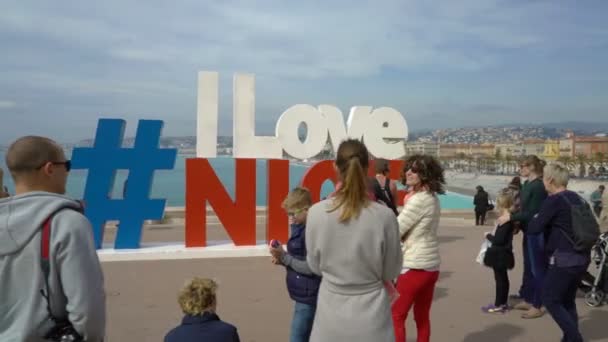 人们拿着一个雕塑的标签符号 "我爱尼斯" 的图片, 法国 — 图库视频影像