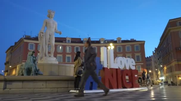 Fountain du Soleil con una estatua de mármol de Apolo adornada con la instalación de hashtag I love nice — Vídeo de stock