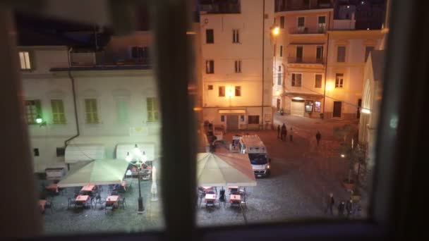 Um incidente nocturno na cidade. Carro de ambulância na rua. A vista da janela . — Vídeo de Stock