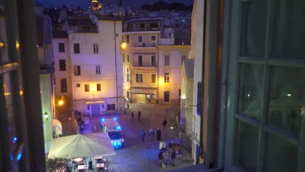 Un incident nocturne dans la ville. Voiture d'ambulance dans la rue. La vue depuis la fenêtre . — Video