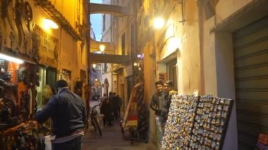 Eski Avrupa şehir ile dar bir yaya Caddesi