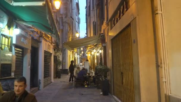 Узкая пешеходная улица со старым европейским городом — стоковое видео