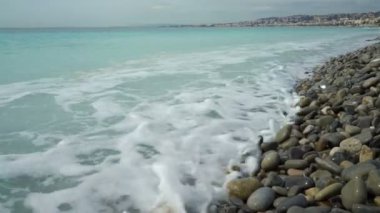 Kıyı taşlar tatilinde dalgalar