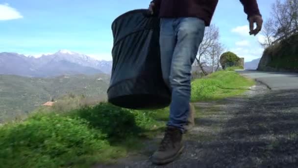 Коллекционирование розмарина в Альпах . — стоковое видео